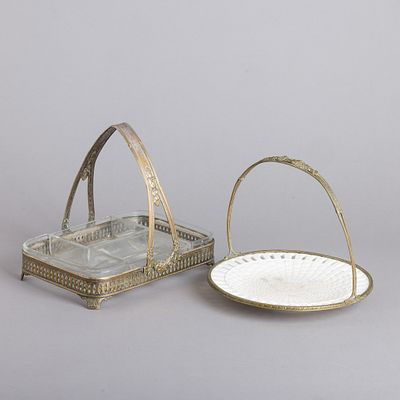 PORTA APERITIVOS E PRATO COM PEGA. Montagens em metal prateado e dourado, decoração relevada e 