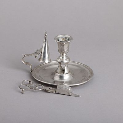 PALMAT&Oacute;RIA COM TESOURA E APAGADOR. Em metal prateado, decoração lisa. Inglesa. Pequenos 