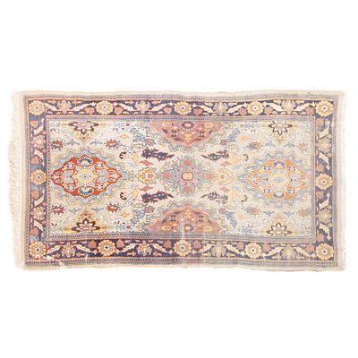 TAPETE ORIENTAL. Em l&atilde;, decora&ccedil;&atilde;o policromada "flores". Sinais de uso e defeitos.Dim.: 165x95 cm.