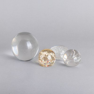 QUATRO PISA PAP&Eacute;IS. Em vidro e cristal, um colorido e outro da Atlantis "bola de t&eacute;nis". Sinais 