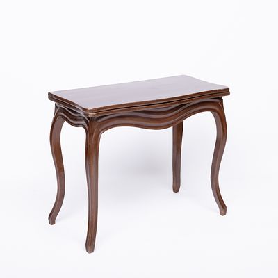 MESA DE JOGO. Em mogno, de tampo recortada e ondulado, pernas curvas. Sinais de uso e pequenos 