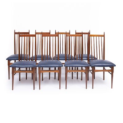 CONJUNTO DE OITO CADEIRAS. Em madeira, costas ripadas, com estofo em napa azul. Sinais de uso e 