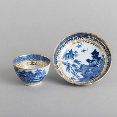 TA&Ccedil;A E PIRES. Em porcelana da China, S&eacute;c. XIX, decora&ccedil;&atilde;o a azul e a dourado "Paisagem com 