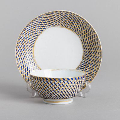 TA&Ccedil;A COM PIRES. Em porcelana da China, S&eacute;c. XVIII/XIX, decora&ccedil;&atilde;o azul e dourado "elementos 