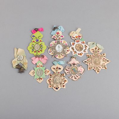 SETE REGISTOS DIVERSOS. Em papel, tecido e outros materiais, de diferentes formas e tamanhos. 