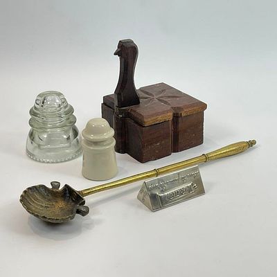 DOIS ISOLADORES EL&Eacute;CTRICOS, CAIXA, P&Aacute; DE LAREIRA E PALITEIRO. Em vidro, madeira e outros 