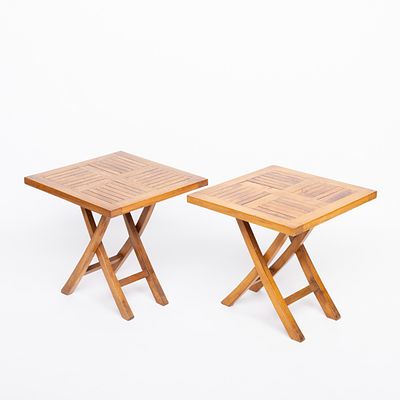 PAR DE MESAS DE JARDIM. Em madeira, pernas em X dobr&aacute;veis. Sinais de uso e pequenos 