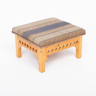 BANCO REPOUSA P&Eacute;S. Em riga, decora&ccedil;&atilde;o vazada, tampo estofado a tecido. Sinais de uso.Dim.: 