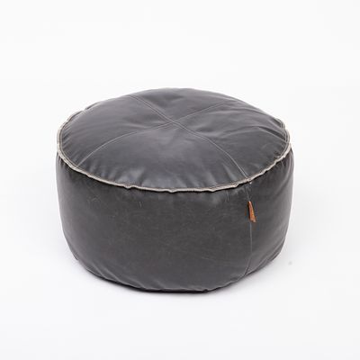 PUFF. Estofado a pele preta. Sinais de uso e pequenos defeitos.Dim.: 36x60 cm.