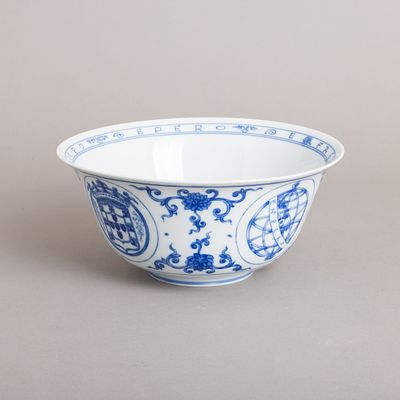 TIGELA "PERO DE FARIA" DA VISTA ALEGRE. Em porcelana moldada, decora&ccedil;&atilde;o a azul com armas 