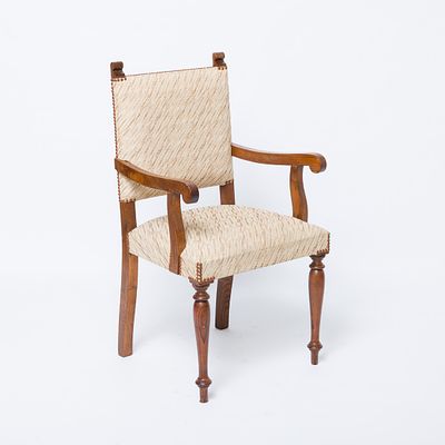 CADEIRA DE BRA&Ccedil;OS. Em madeira, assento e costas estofadas a tecido com pregaria. Pequenos defeitos.