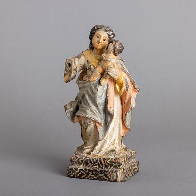 NOSSA SENHORA COM O MENINO. Escultura em madeira policromada e dourada, olhos de vidro. Pequenas 