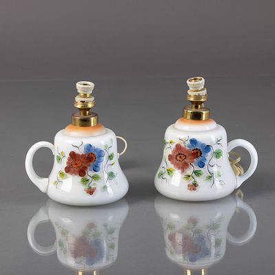 PAR DE CANDEEIROS DE MESA. Em vidro opalino, decora&ccedil;&atilde;o policromada "flores". Sinais de uso.Dim: 