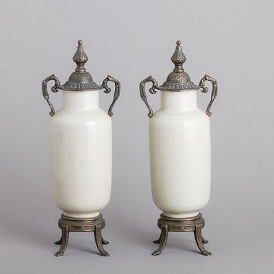 PAR DE &Acirc;NFORAS. Em cer&acirc;mica, decora&ccedil;&atilde;o monocromada a branco, craquel&ecirc;, montagens em metal 