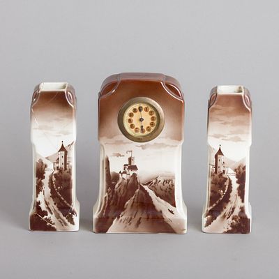 REL&Oacute;GIO DE MESA E PAR DE JARRAS. Em cer&acirc;mica vidrada, decora&ccedil;&atilde;o a castanho "paisagem com 