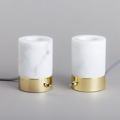 PAR DE CANDEEIROS DE MESA. Em m&aacute;rmore e metal. Sinais de uso.Dim.: 11,5 cm.