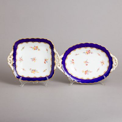 DUAS TRAVESSAS. Em porcelana moldada Coalport, decora&ccedil;&atilde;o policromada e dourada "flores". 