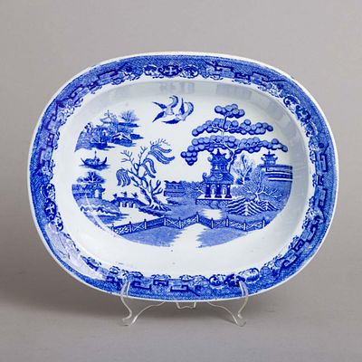 TRAVESSA FUNDA. Em loi&ccedil;a p&oacute; de pedra da F&aacute;brica de Loi&ccedil;a de Sacav&eacute;m, decora&ccedil;&atilde;o a azul "paisagem 