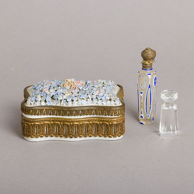 CAIXA GUARDA J&Oacute;IAS, FRASCO DE PERFUME E SINETE. Em porcelana, vidro e metal amarelo. Falhas e 