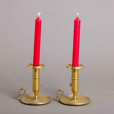 PAR DE PALMAT&Oacute;RIAS. Em metal amarelo, base redonda. Sinais de uso.Dim.: 13,5 cm.