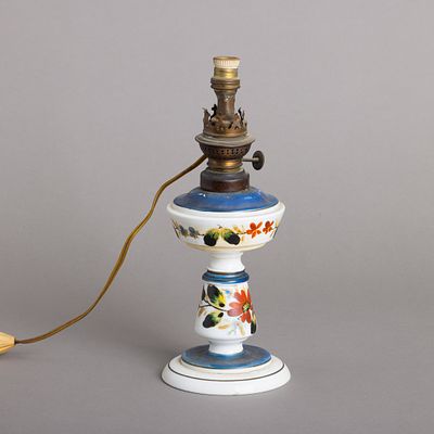 CANDEEIRO A PETR&Oacute;LEO. Em vidro opalino pintado, decora&ccedil;&atilde;o policromada "flores". Eletrificado. 