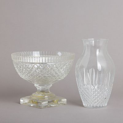 TA&Ccedil;A COM P&Eacute; E JARRA. Em vidro moldado e lapidado. Sinais de uso, ta&ccedil;a com canto da base colada e 