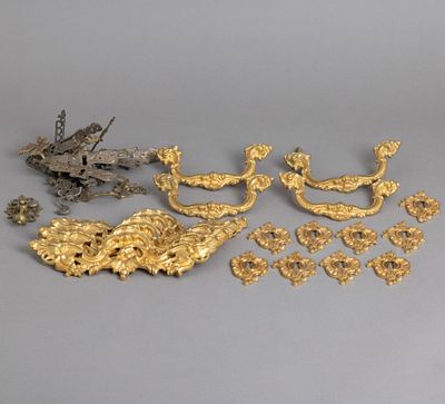 DIVERSAS FERRAGENS. Em diferentes metais, decora&ccedil;&atilde;o relevada e vazada, grande parte dourada 