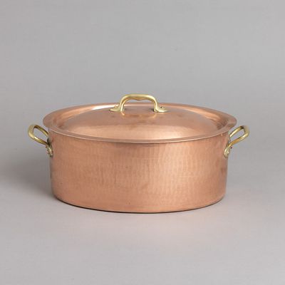 TACHO OVAL. Em cobre martelado e estanhado no interior, pegas em lat&atilde;o. Sinais de uso e leve 