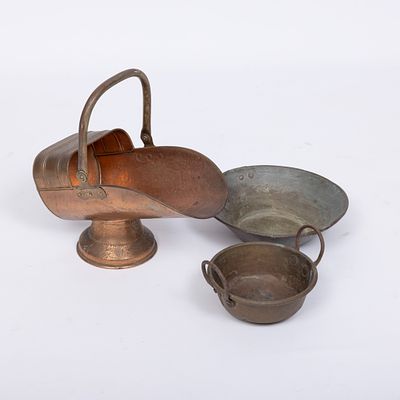 BALDE PARA CARV&Atilde;O, TACHO E TA&Ccedil;A. Em cobre e lat&atilde;o. Sinais de uso, pequenos defeitos e 