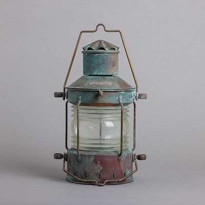 LANTERNA DE NAVIO. Em cobre, globo em vidro. Marcada Ankerlight. Pequenas falhas e 