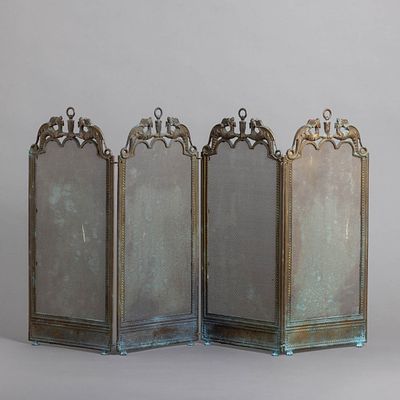 P&Aacute;RA-FOGO DE LAREIRA. Em metal patinado, decora&ccedil;&atilde;o relevada e vazada "grifos" Oxida&ccedil;&otilde;es e 