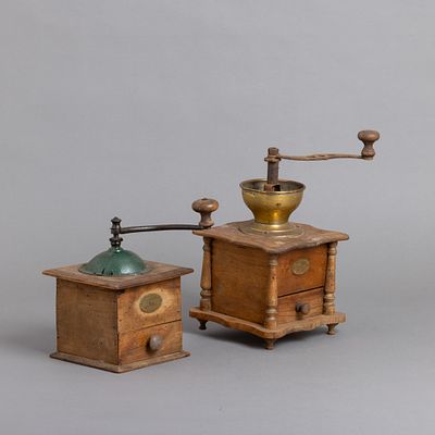 DOIS MOINHOS DE CAF&Eacute;. Em madeira, ferro pintado e metal dourado, marcados "Peugeot Fr&egrave;res" e "Au 