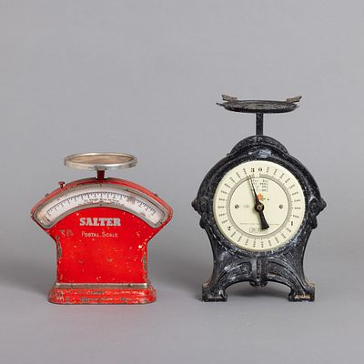 DUAS BALAN&Ccedil;AS. Em metal lacado a negro e a vermelho, marcadas "Salter Postal Scale" e "EKS - 