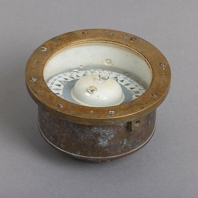 BUSSOLA N&Aacute;UTICA. Em metal amarelo e outros materiais, marcada Garraio - Lisboa. Sinais de uso 