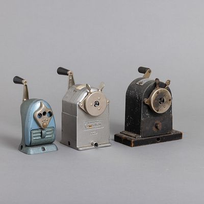 TR&Ecirc;S APARA-L&Aacute;PIS. Em metal lacado, madeira e outros materiais, marcados "Caran D'Ache", "JOFA - 