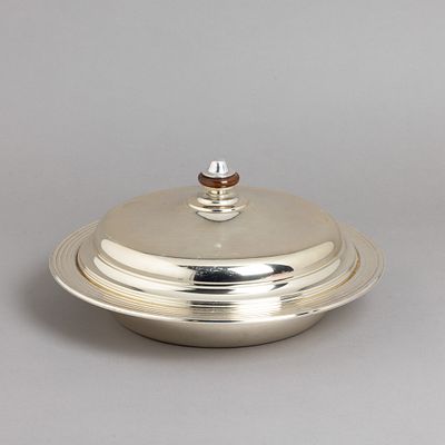 PRATO COBERTO. Em metal prateado, pomo com aplica&ccedil;&atilde;o de madeira, tabuleiro de pirex no interior. 