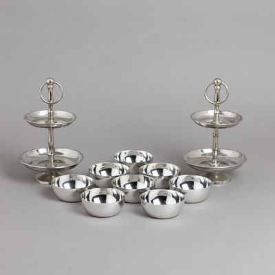 CONJUNTO DE OITO LAVABOS E PAR DE PEQUENOS FRUTEIROS DE DOIS ANDARES. Em metal prateado 