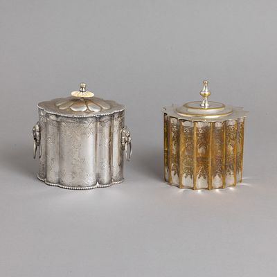 DUAS CAIXAS DE CH&Aacute;. Em metal prateado, uma marcada Sheffield Collection, decora&ccedil;&atilde;o gomada 