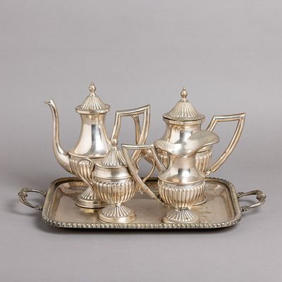 SERVI&Ccedil;O DE CH&Aacute; E CAF&Eacute; COM BANDEJA. Em metal prateado, decora&ccedil;&atilde;o gomada e relevada, composto por 