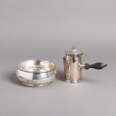 CHOCOLATEIRA E TA&Ccedil;A. Em metal prateado Christofle e Halphen, pega em madeira torneada, decora&ccedil;&atilde;o 