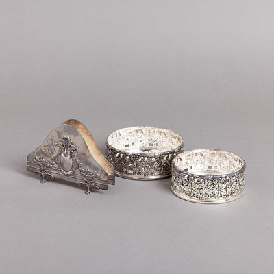 DUAS BASES PARA GARRAFAS E SUPORTE PARA GUARDANAPOS. Em casquinha da Top&aacute;zio, decora&ccedil;&atilde;o relevada 