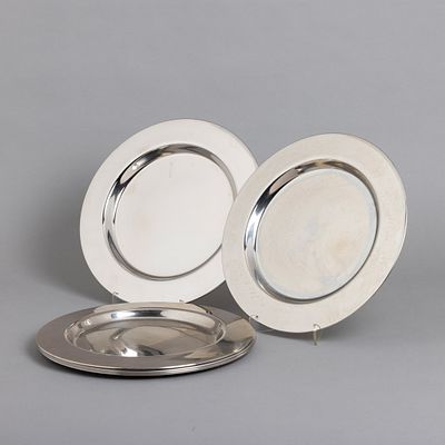 SEIS MARCADORES. Em metal prateado, decora&ccedil;&atilde;o lisa. Sinais de uso.Dim.: 29,5 cm.