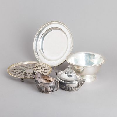 DIVERSAS PE&Ccedil;AS. Em metal prateado, decora&ccedil;&atilde;o gomada e vazada. Composto por uma ta&ccedil;a funda, duas 