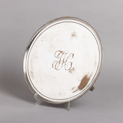 BILHETEIRA. Em metal prateado, decora&ccedil;&atilde;o lisa, bordo com friso de perlados, monogramada. Sinais 