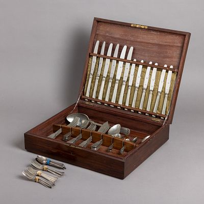 FAQUEIRO PARA SEIS PESSOAS. Em alpaca e outros metais. Composto por talheres de carne, de 