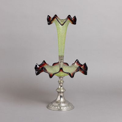 FLOREIRA/CENTRO DE MESA. Em vidro moldado e colorido, montagens em metal prateado, decora&ccedil;&atilde;o 