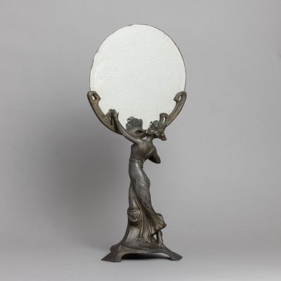 ESPELHO MESA. Estilo Arte Nova, em liga de metal patinado , decora&ccedil;&atilde;o relevada "figura 