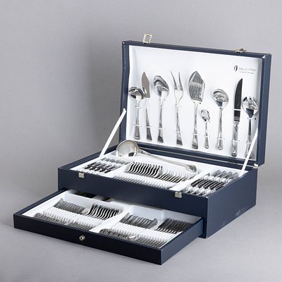 FAQUEIRO PARA DOZE PESSOAS. Em inox da Belo Inox, composto por garfos de carne, 11 facas de 