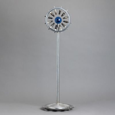 CANDEEIRO DE P&Eacute;. Em metal cromado, estrutura com v&aacute;rias pe&ccedil;as mec&acirc;nicas. Pequenas amolgadelas e 