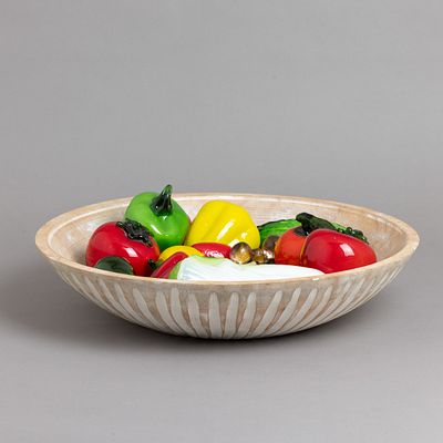 DEZASSETE FRUTOS E LEGUMES COM TA&Ccedil;A. Em vidro colorido, ta&ccedil;a em madeira. Sinais de uso e 